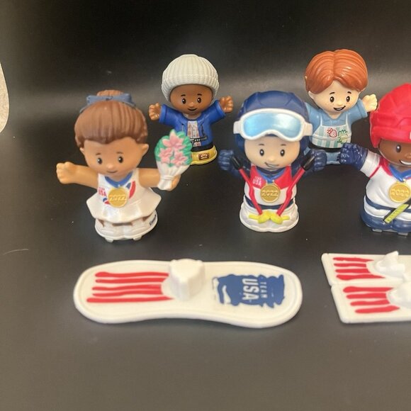 Fisher Price Little People 2022 Winter Olympics with Snowboards & Others Figures - Picture 2 of 11